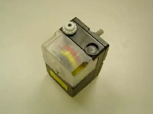 Schwarzer Stellmotor mit transparentem Gehäuse und zwei Anschlussbuchsen von Remeha, Platzierung für Installation in Heizungsanlagen.